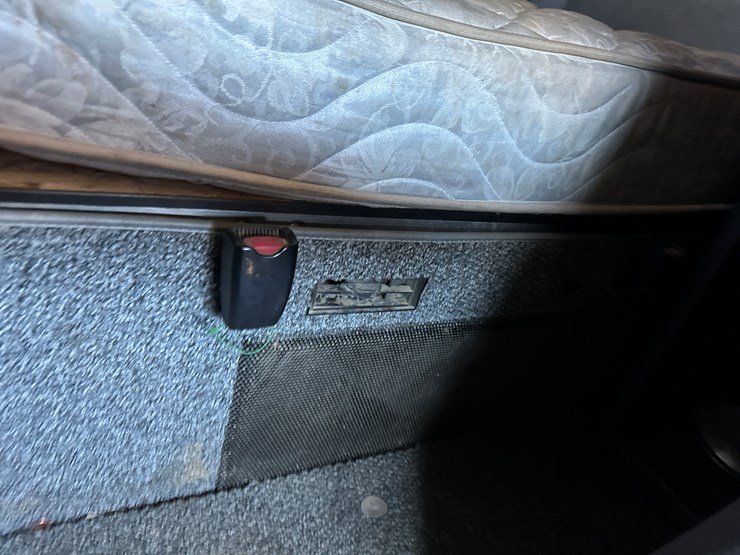 #33710-•-2011-mack-cxu-t/a-sleeper-truck-tractor-1m1aw09y3bm013638-image-86