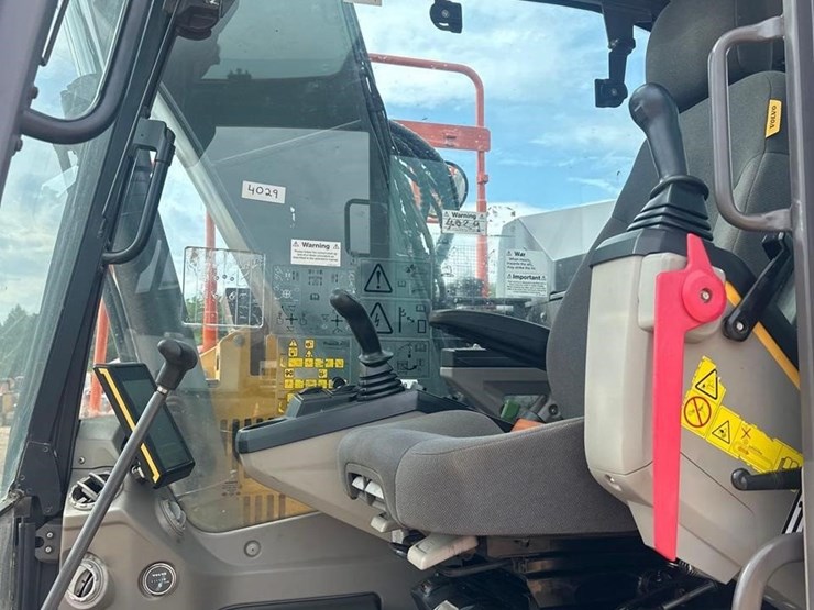 2021-volvo-ecr145el-image-21