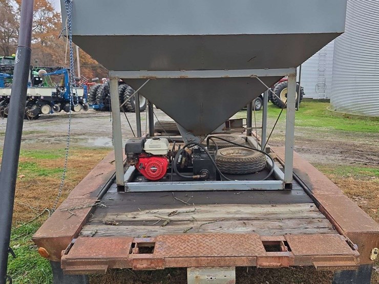 homemade-seed-tender-trailer,-holds-4-pro-boxes,-honda-engine,-with-hyd-control,-steel-auger,-dual-compartment,-on-tandem-axle-trailer,-no-title-image-6