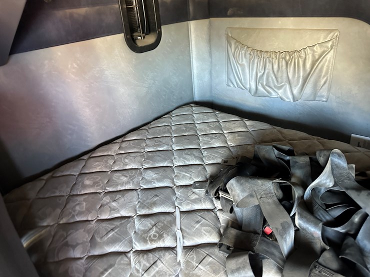 #33704-•-2011-mack-cxu-t/a-sleeper-truck-tractor-1m1aw09y8bm013165-image-79