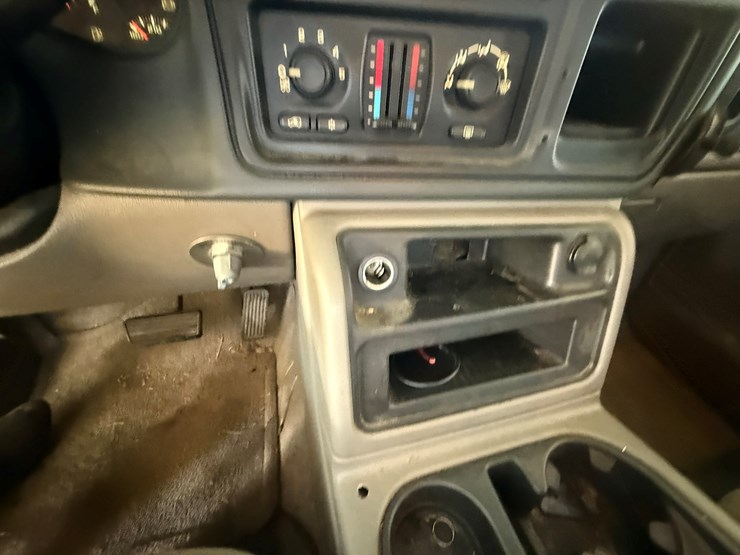 2004-chevrolet-suburban-image-64