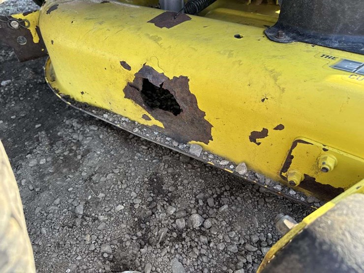 john-deere-l130-lawn-tractor-image-9