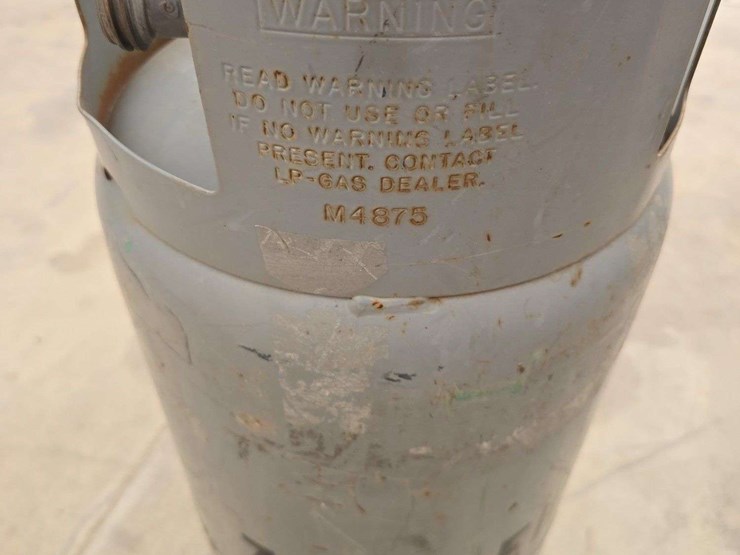 large-forklift-lp-tank-image-4