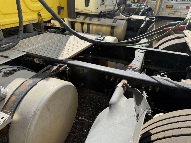 freightliner-semi-tractor-image-15