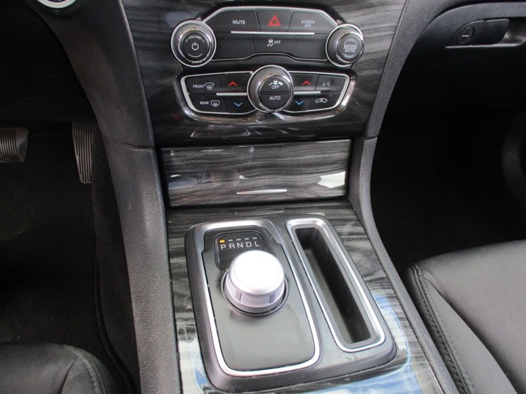 2021-chrysler-300-sedan,-image-10