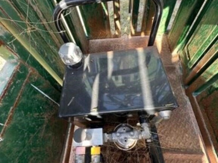 arrowquip-cp-1050-hydraulic-squeeze-chute-image-12