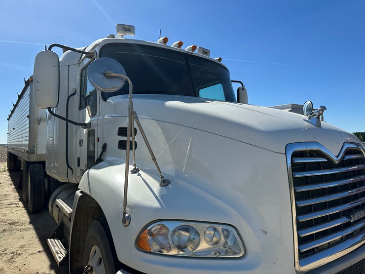 #33712-•-2011-mack-cxu-t/a-sleeper-truck-tractor-1m1aw09y5bm013138-image-39