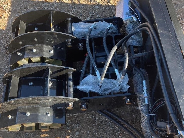 future-34in-hydraulic-skid-steer-clamp-grabber-image-3