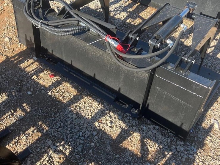 future-72in-hydraulic-skid-steer-plate-grabber-image-3
