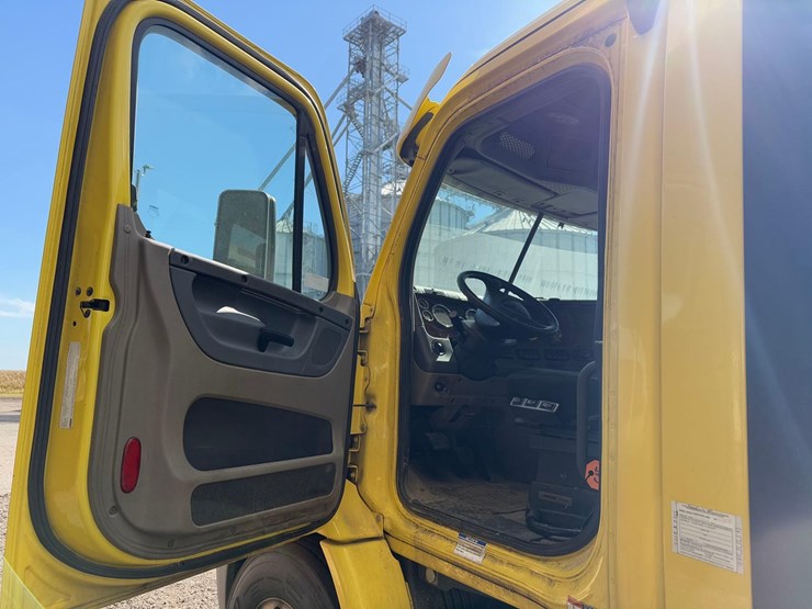 freightliner-semi-tractor-image-17