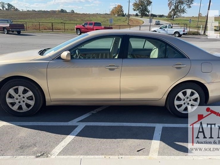 2010-toyota-camry-le-image-6