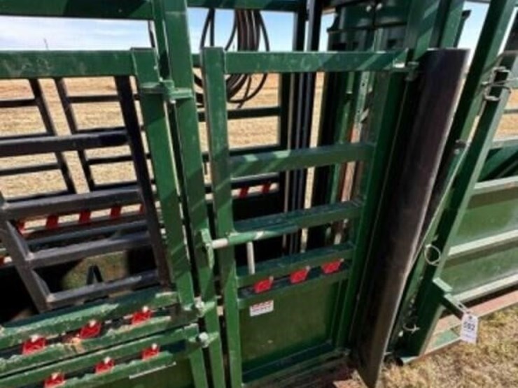 arrowquip-cp-1050-hydraulic-squeeze-chute-image-14