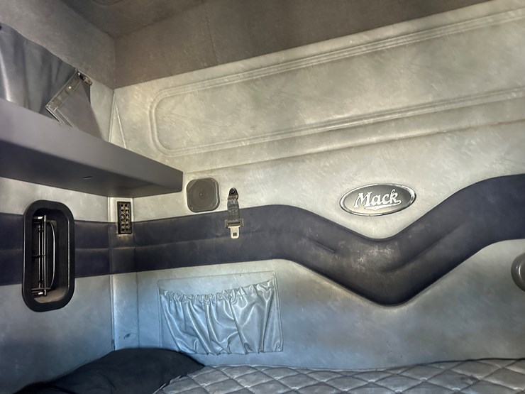 #33710-•-2011-mack-cxu-t/a-sleeper-truck-tractor-1m1aw09y3bm013638-image-81