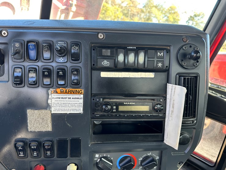 #33708-•-2014-mack-cxu-t/a-daycab-truck-tractor-1m1aw02y3em038036-image-70