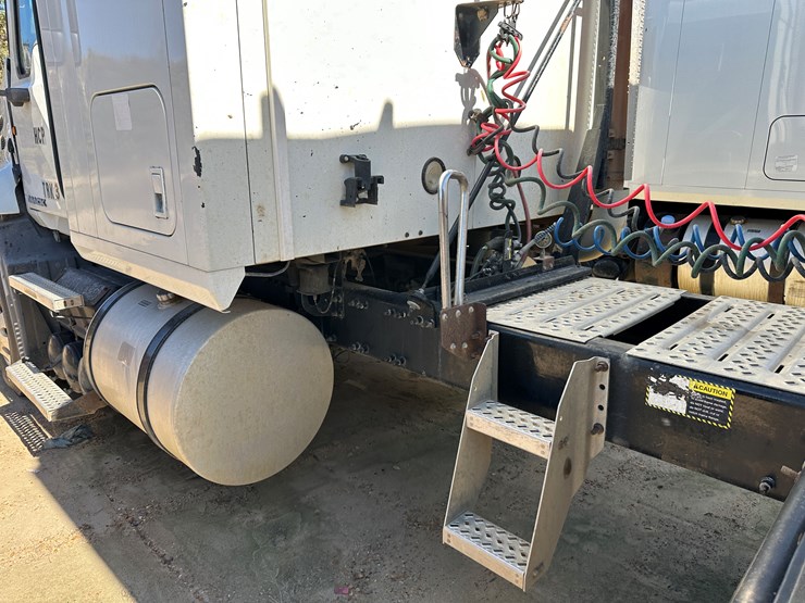 #33712-•-2011-mack-cxu-t/a-sleeper-truck-tractor-1m1aw09y5bm013138-image-28