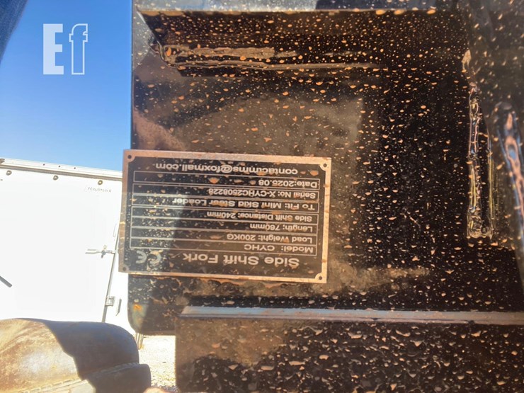 future-mini-skid-steer-loader-hydraulic-side-shift-image-5