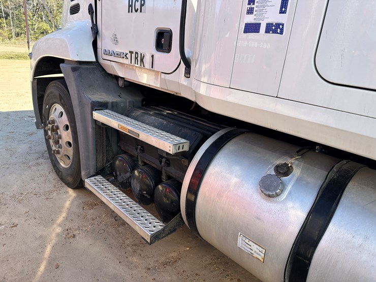 #33704-•-2011-mack-cxu-t/a-sleeper-truck-tractor-1m1aw09y8bm013165-image-30