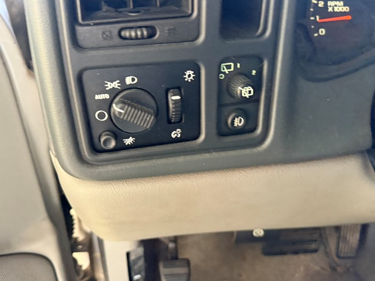 2004-chevrolet-suburban-image-69