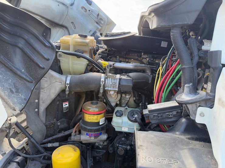 freightliner-semi-tractor-image-25