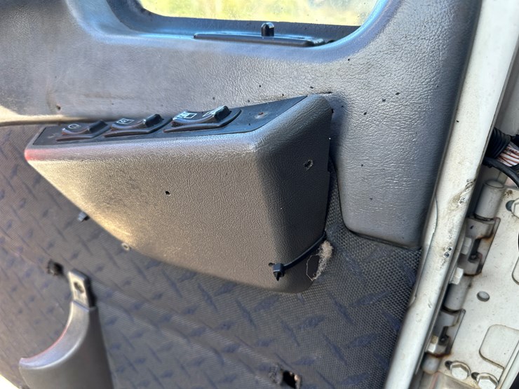 #33704-•-2011-mack-cxu-t/a-sleeper-truck-tractor-1m1aw09y8bm013165-image-77