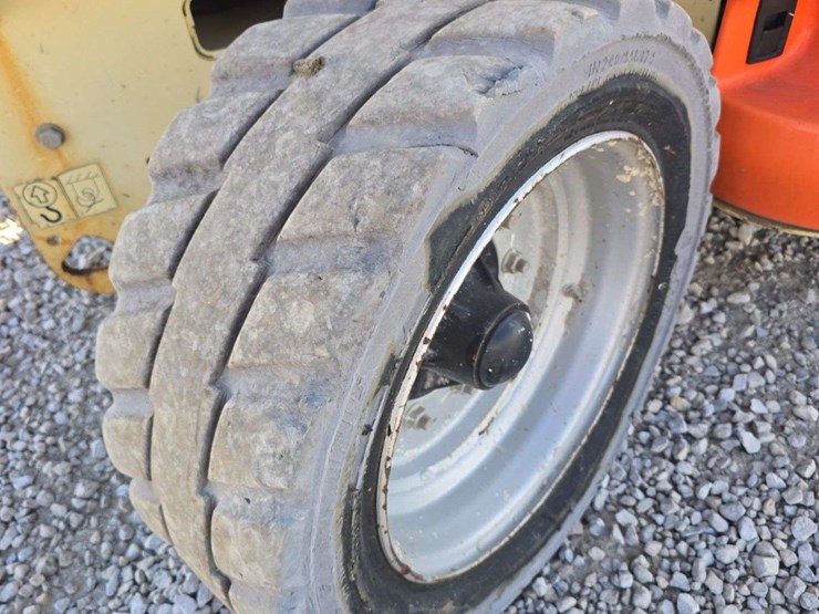 2011-jlg-4069le-image-6