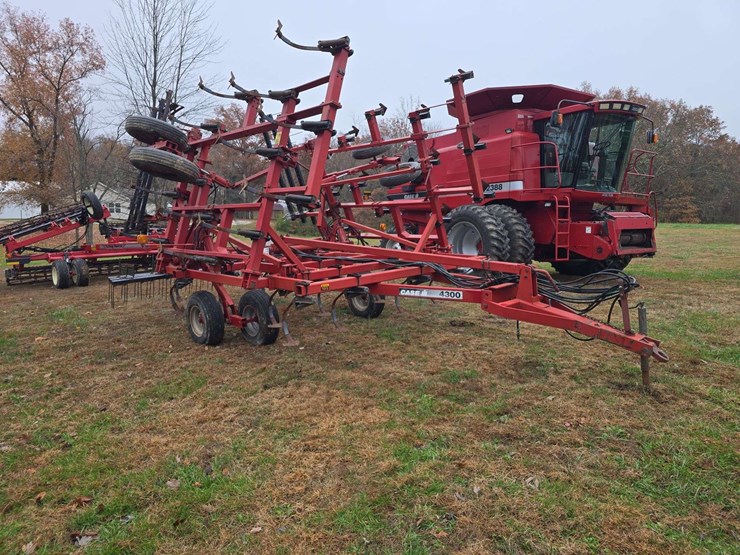 case-4300-field-cultivator,-c-shank,-28ft,-walking-tandems,-3-bar-spring-tooth-harrow,-rear-hitch-and-hyd.,-s/n--0623421-image-3