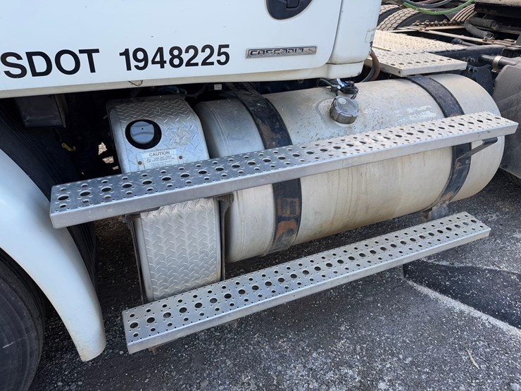 freightliner-semi-tractor-image-7