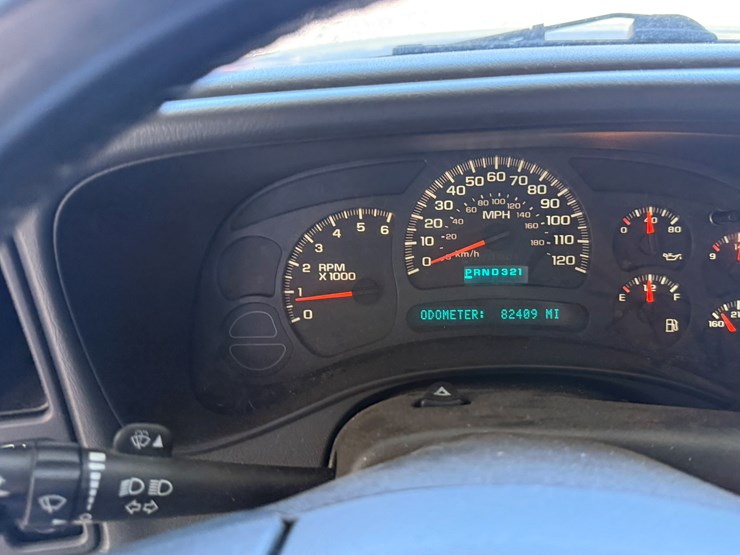 2004-chevrolet-suburban-image-68