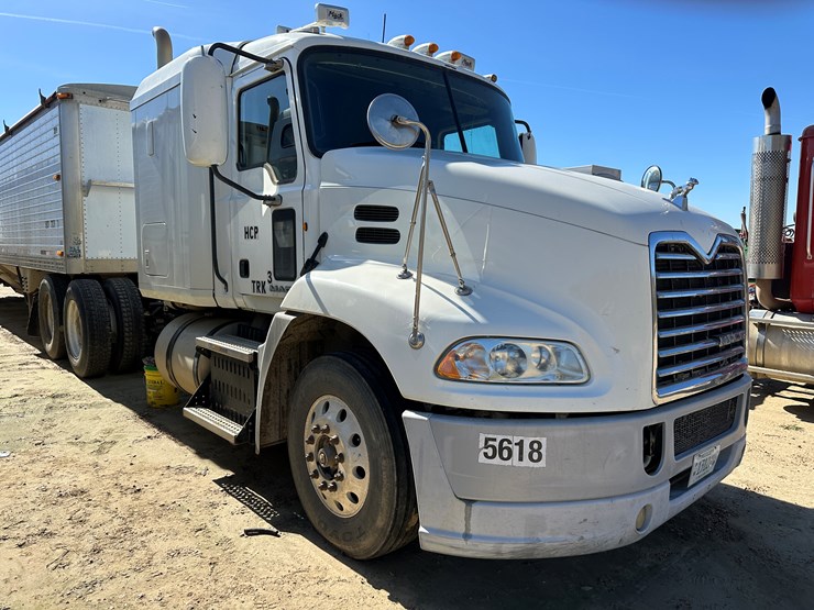 #33712-•-2011-mack-cxu-t/a-sleeper-truck-tractor-1m1aw09y5bm013138-image-2