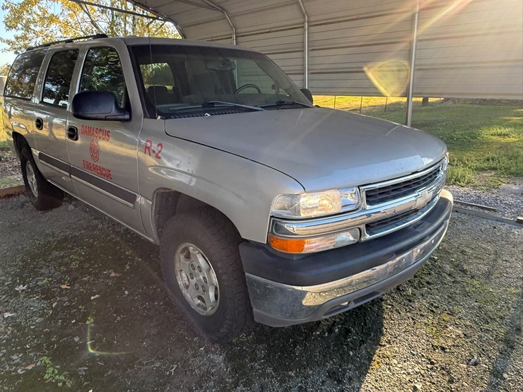 2004-chevrolet-suburban-image-2