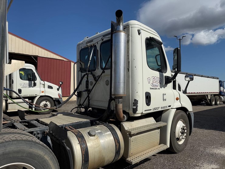 freightliner-semi-tractor-image-4