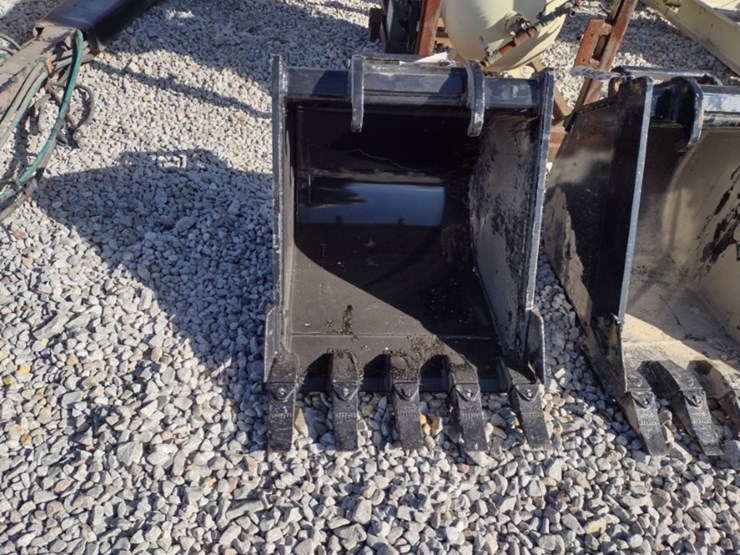 24-in-x-change-excavator-bucket-(qea-4033)-image-1