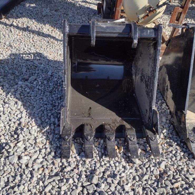 24 in X-Change Excavator Bucket (QEA 4033)
