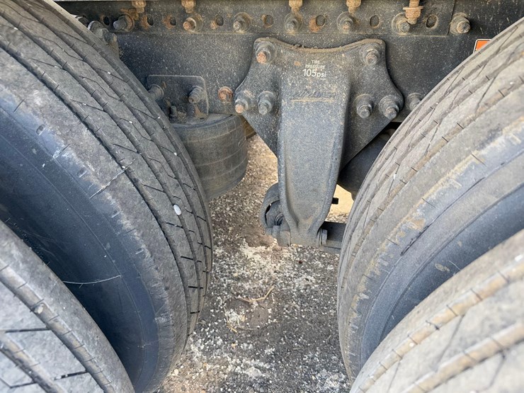 freightliner-semi-tractor-image-12