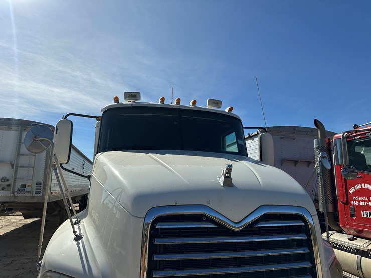 #33704-•-2011-mack-cxu-t/a-sleeper-truck-tractor-1m1aw09y8bm013165-image-38