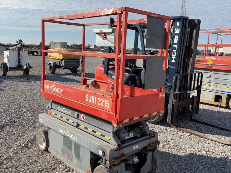 2015-skyjack-sj3215-electric-scissor-lift-105.9-hours,-everything-works-as-it-should,-21ft-working-height-image-2