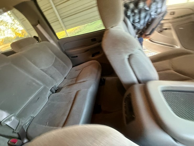 2004-chevrolet-suburban-image-42