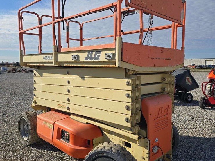2011-jlg-4069le-image-1