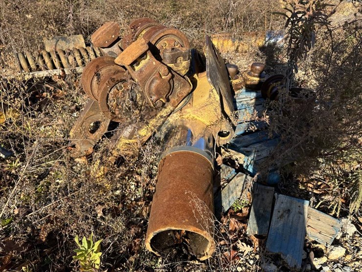 #2200-•-caterpillar-d8-undercarriage-image-13