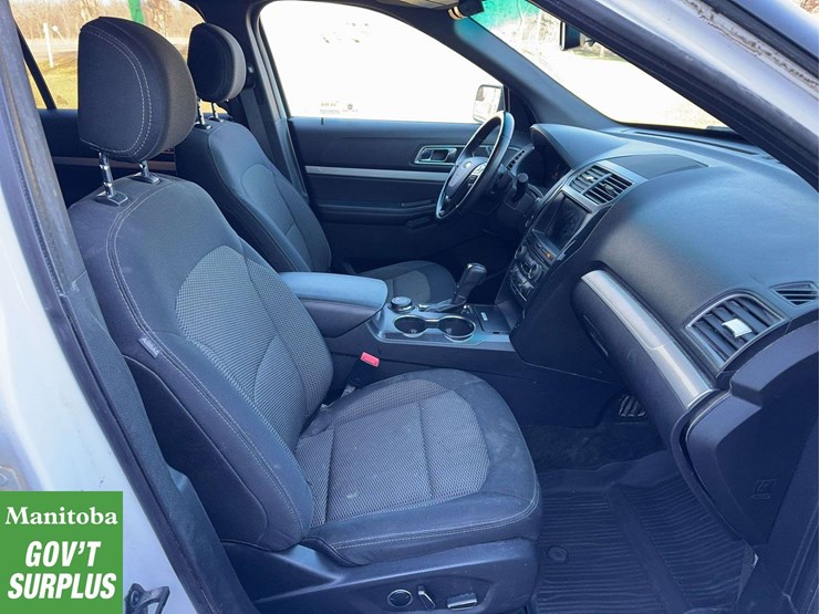 2017-ford-explorer-image-26