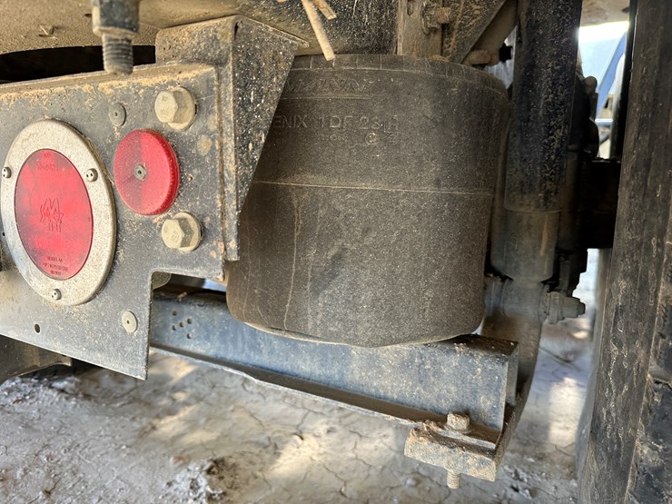 #33712-•-2011-mack-cxu-t/a-sleeper-truck-tractor-1m1aw09y5bm013138-image-13