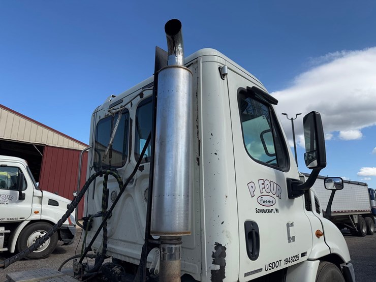 freightliner-semi-tractor-image-21