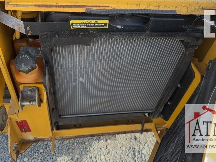 2008-deere-320-image-15