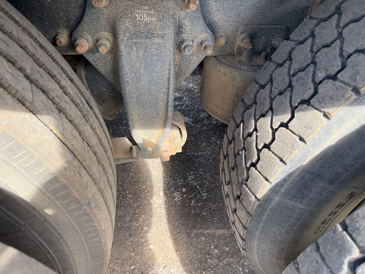 freightliner-semi-tractor-image-24