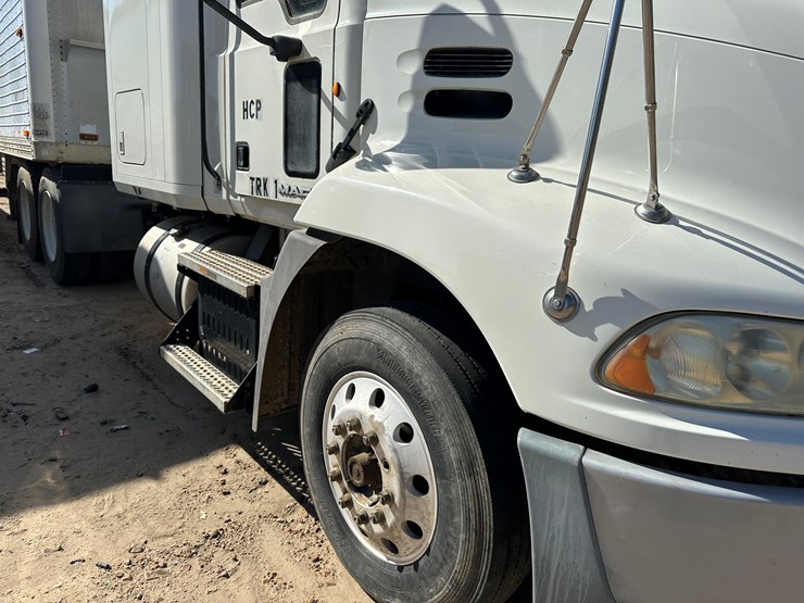 #33704-•-2011-mack-cxu-t/a-sleeper-truck-tractor-1m1aw09y8bm013165-image-40