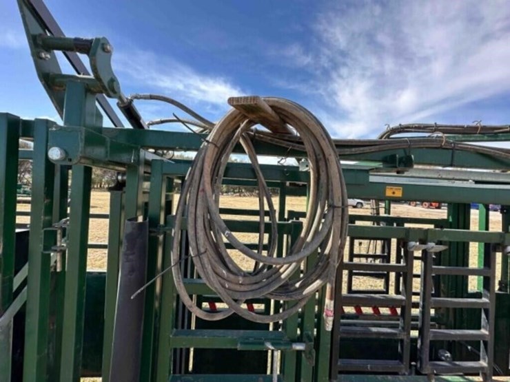 arrowquip-cp-1050-hydraulic-squeeze-chute-image-6