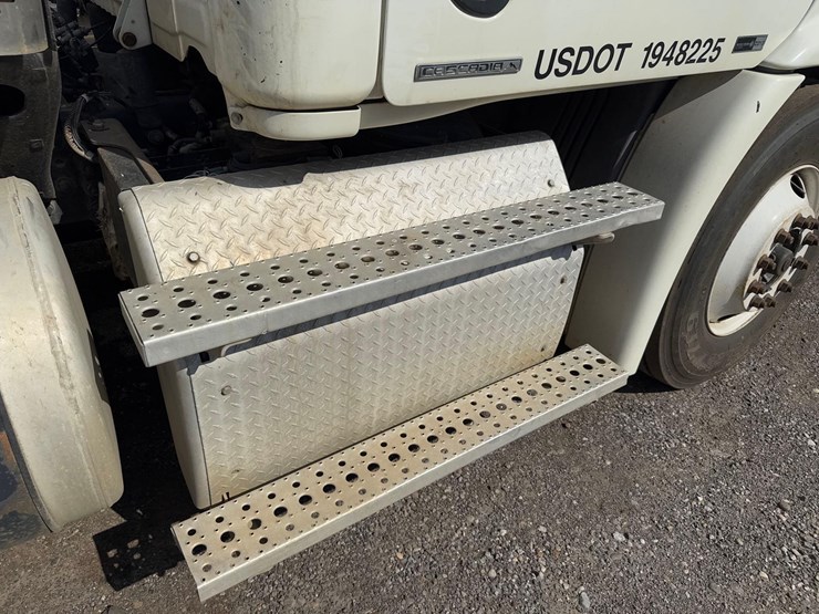 freightliner-semi-tractor-image-14