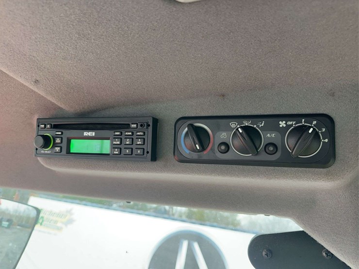 2010-kubota-m7040-image-24