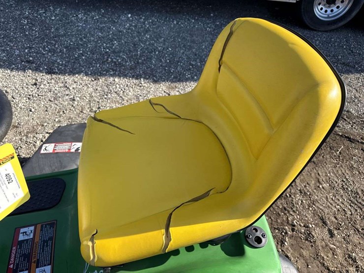 john-deere-l130-lawn-tractor-image-10