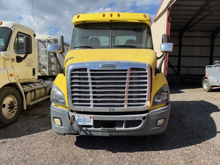 freightliner-semi-tractor-image-2